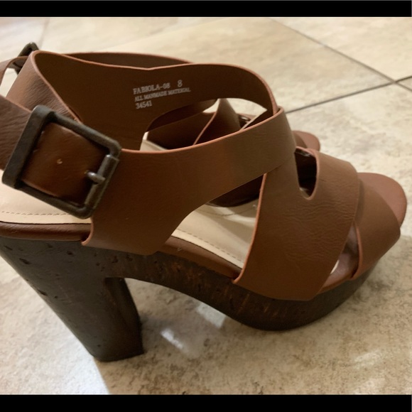 Tan heels 🛑 - Picture 4 of 7